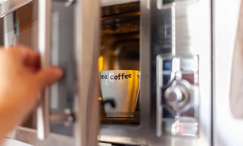 Kaffee_Mikrowelle | © Getty Images/mjrodafotografia