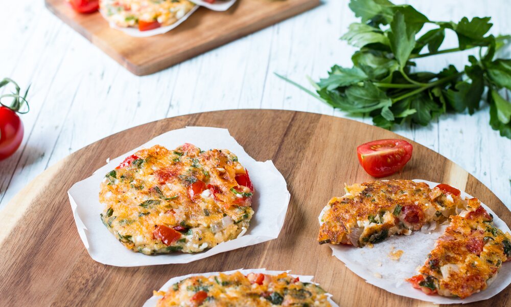 Mehrere kleine Hüttenkäse-Taler auf einzelnen Tellern verteilt. | © Getty Images / eatsmarter_de