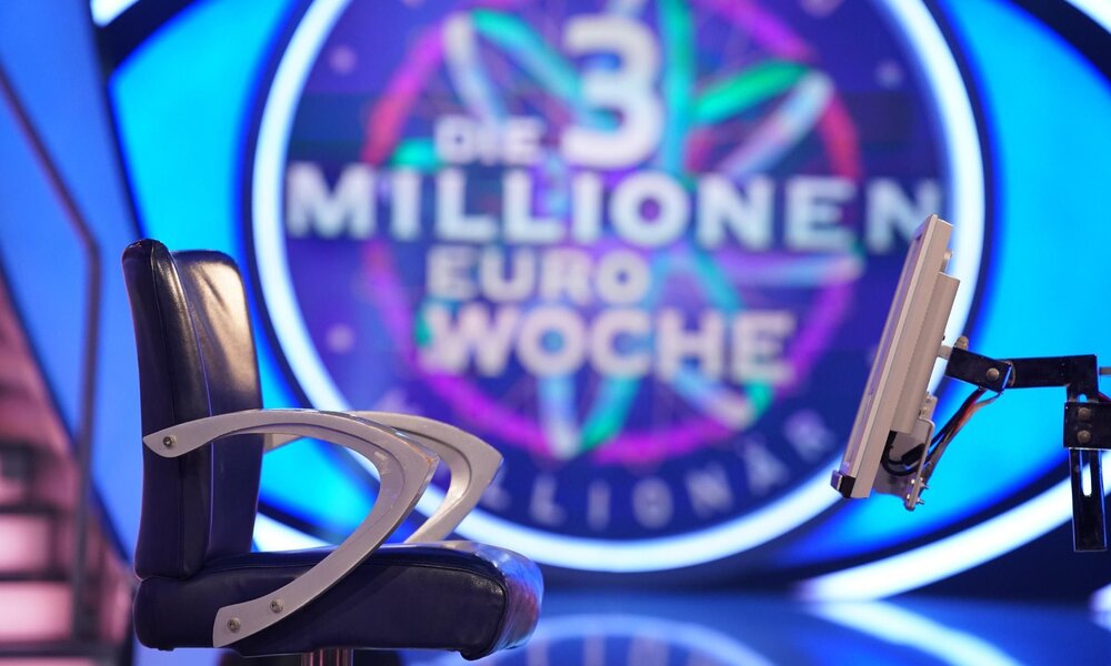 Ein leerer schwarzer Ledersessel steht vor einem Monitor, im Hintergrund ist das Logo der TV-Show ,,Wer wird Millionär - Die 3 Millionen Euro Woche" zu sehen. | © RTL/Stefan Gregorowius