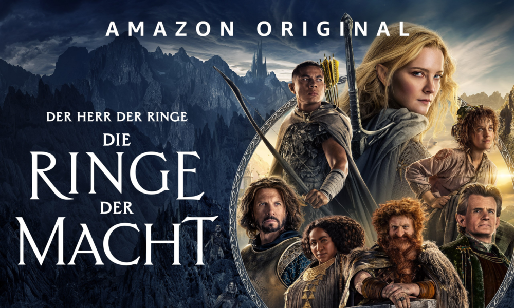 Sieben Fantasy-Charaktere in Rüstungen und Gewändern vor einer dunklen Bergkulisse, mit dem Schriftzug „Die Ringe der Macht“ und „Amazon Originals“ | © Amazon
