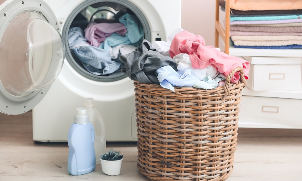 Wäsche-Korb mit dreckiger Wäsche und Waschmaschine | © Adobe Stock/ Pixel-Shot