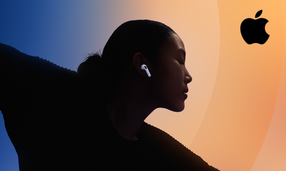 Junge Frau mit zusammengebundenem Haar trägt kabellose AirPods 4 und schließt entspannt die Augen vor einem sanften Farbverlauf in Blau und Orange, daneben das Apple-Logo | © Apple