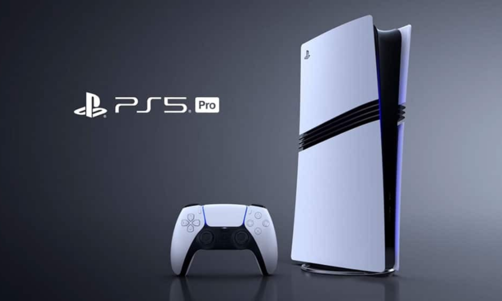Die PlayStation 5 Pro mit weißem Gehäuse und dunklen Lamellen steht neben einem DualSense-Controller auf dunklem Hintergrund. | © Sony