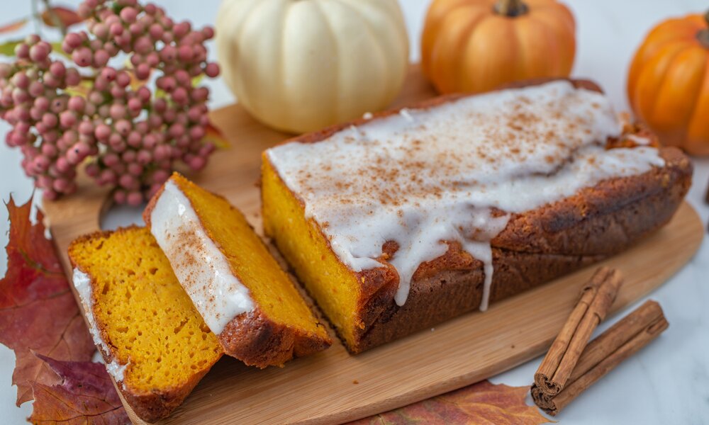 Angeschnittener Kürbiskuchen mit Zuckerguss, in herbstlicher Athmosphäre. | © Getty Images / A_Lein