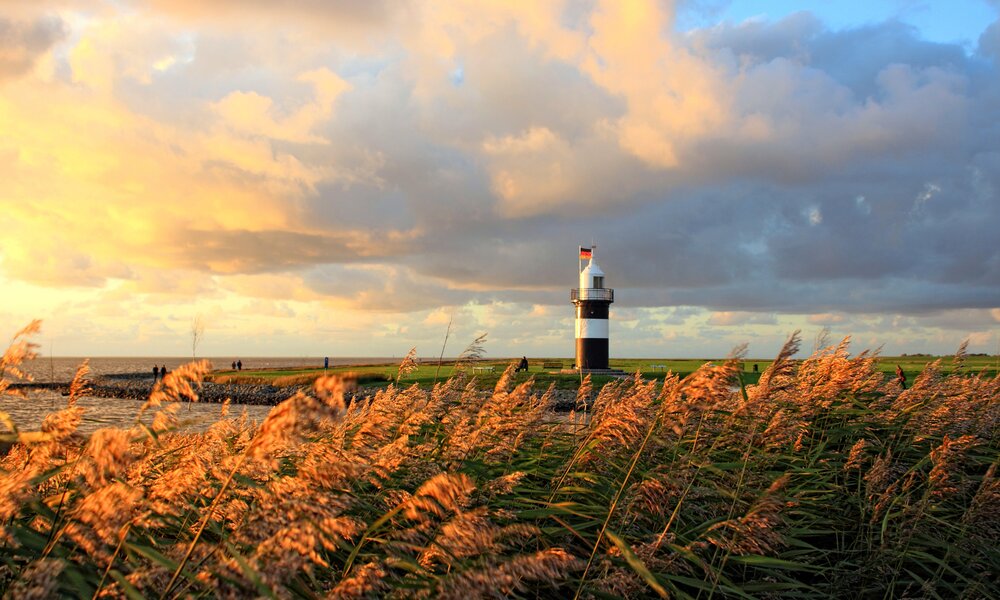 Ein Leuchtturm am Strand der Nordsee im Herbst | © Adobe Stock/ Andrea