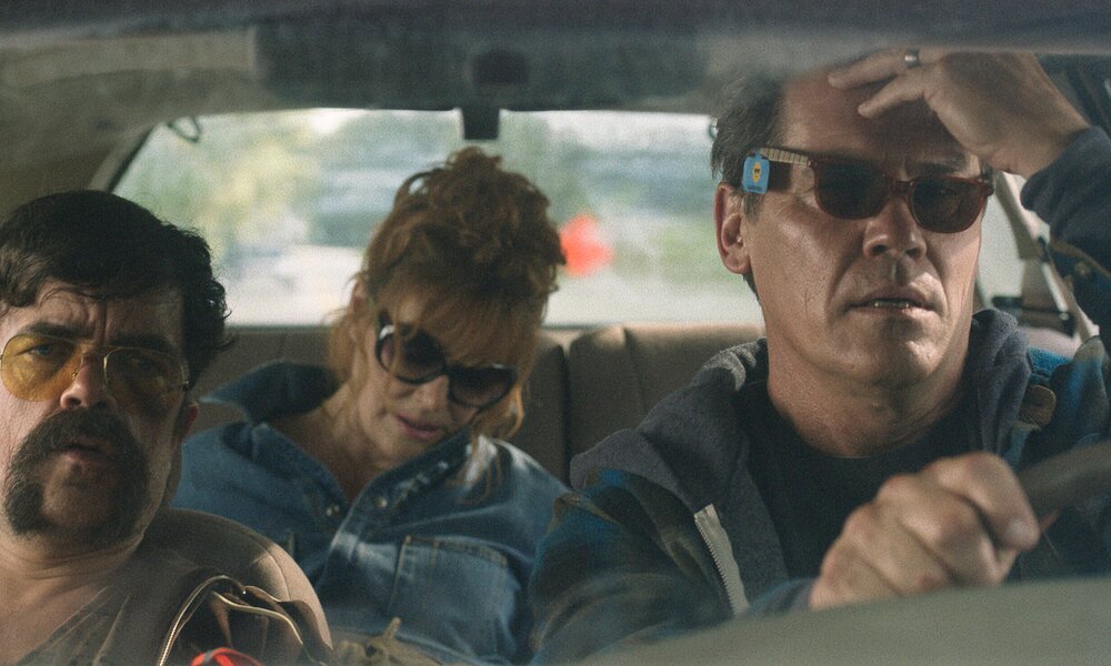 Peter Dinklage, Glenn Close und Josh Brolin sitzen in einem fahrenden Auto in einer Szene aus dem Prime-Video-Film "Brothers" | © Amazon Content Services LLC