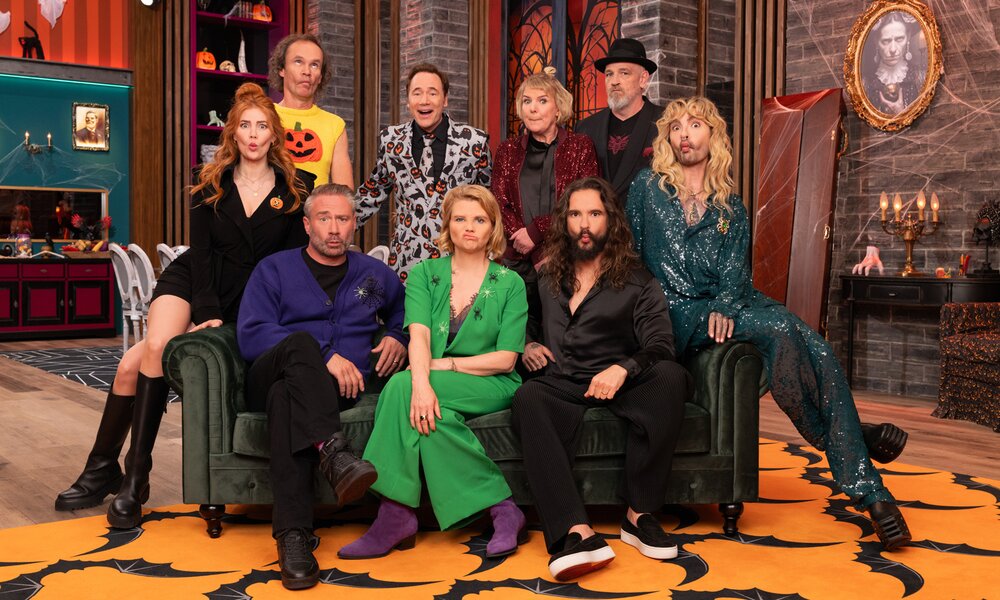 Kaulitz-Zwillinge, Annette Frier, Torsten Sträter und Co., Die Teilnehmerinnen des "LOL"-Halloweenspecials bei Prime Video in schräger Kulisse | © Prime Video/Frank Zaunitz