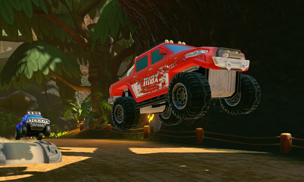 Ein roter Geländewagen mit großen Reifen fliegt über eine Rampe im Dschungel, während ein blauer Truck hinten fährt. | © Mattel, Inc. und Outright Games