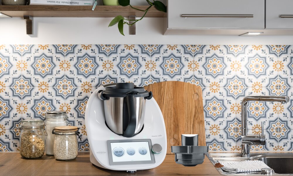 Thermomix TM6 auf Küchenanrichte, daneben Wunder-Brew Aufsatz. | © Thermomix/Wunderbrew