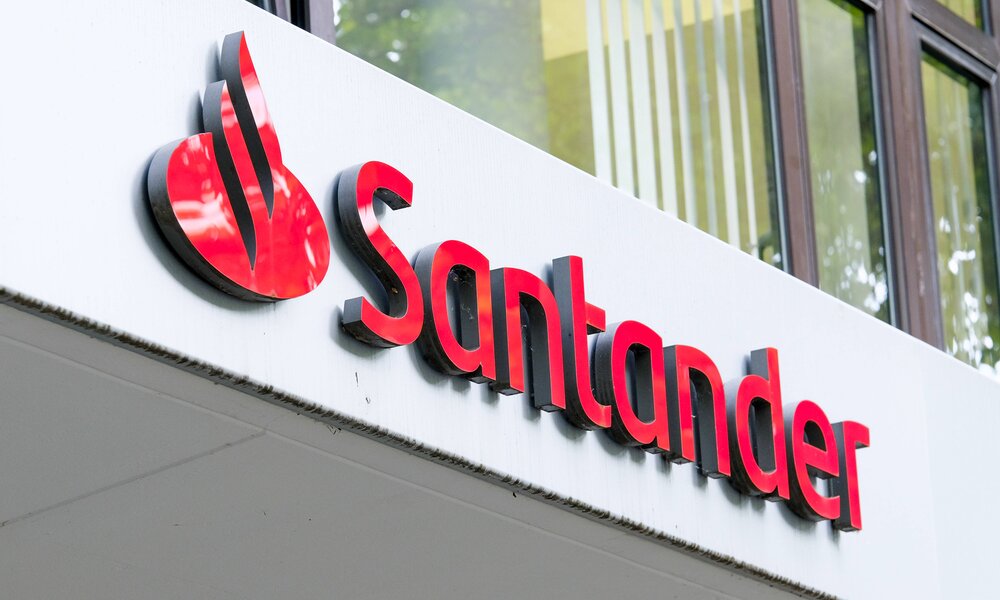 Roter Schriftzug der Santander Consumer Bank.  | © IMAGO / Michael Gstettenbauer