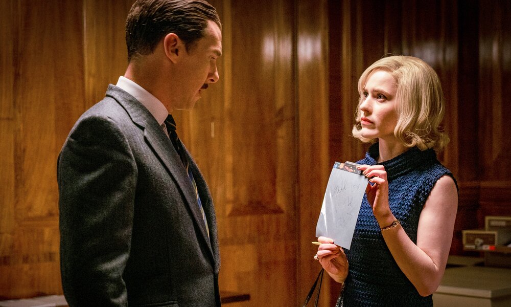 Benedict Cumberbatch und Rachel Brosnahan stehen sich mit ernsten Gesichtern in einer Szene aus dem Kinofilm "Der Spion" in einem Zimmer gegenüber. | © Imago Images/Liam Daniel