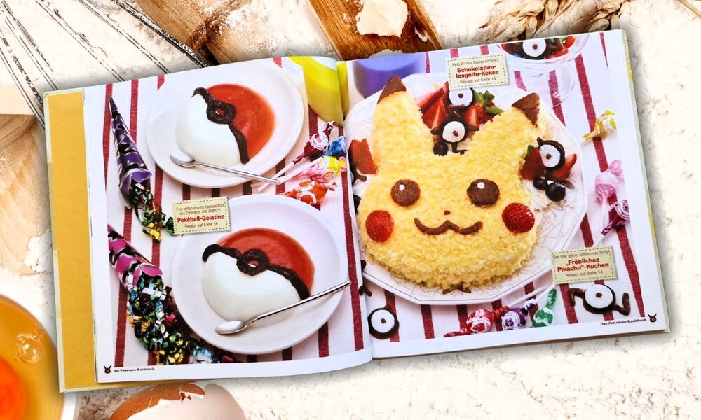 Eine Doppelseite aus einem Kochbuch zeigt süße Nachspeisen: zwei Pokéball-Desserts mit Löffeln und einen gelben Pikachu-Kuchen, umgeben von bunten Bonbons. | © Sabrina Forst / Canva Pro