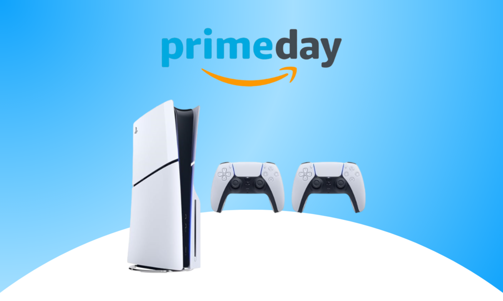 Playstation 5 Slim mit Laufwerk in schwarz und weiß, daneben zwei DualSense-Controller | © Amazon/Sony