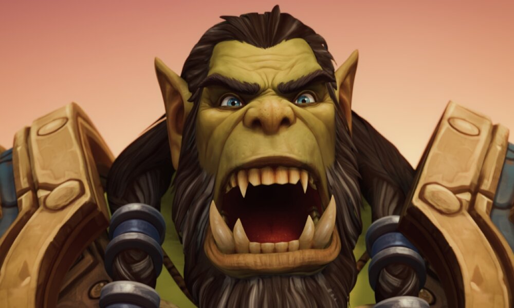 Nahaufnahme eines brüllenden Orks mit langen Zähnen, kräftigem Kiefer und imposanter Rüstung vor einem farbigen Himmel. | © WoW / Blizzard 