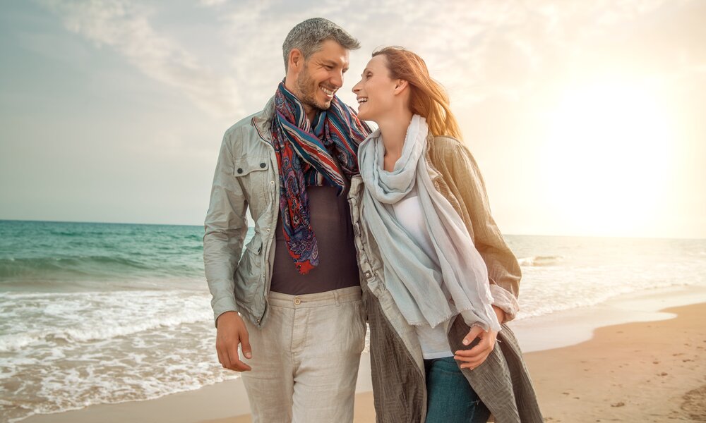 Ein Paar dass an der Ostsee am Strand ist | © Adobe Stock/ Detailblick-foto