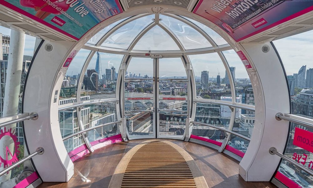 Blick aus einer Glaskabine des London Eye auf die Stadt mit dem markanten Shard-Wolkenkratzer im Hintergrund. | © russell102 / stock.adobe.com