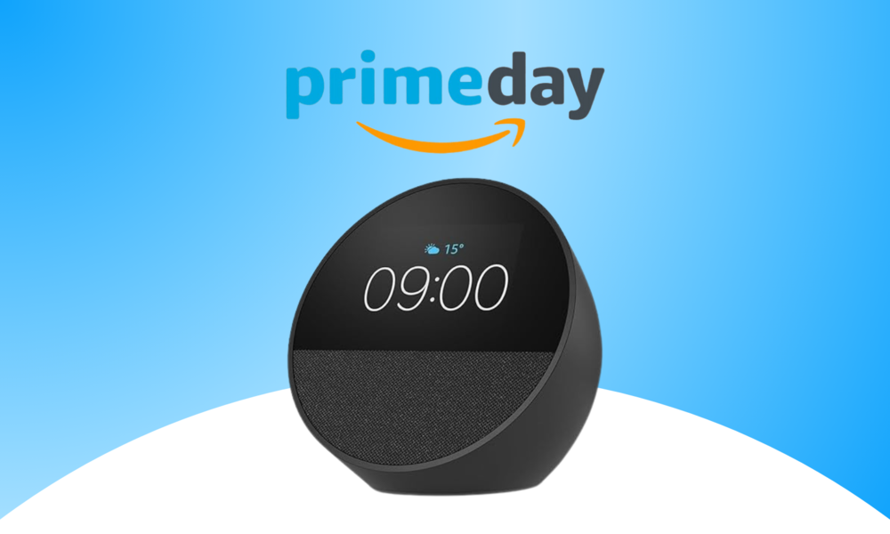 Das Logo vom Amazon Prime Day 2024, darunter der Echo Spot mit digitaler Uhr-Anzeige in Schwarz | © Amazon