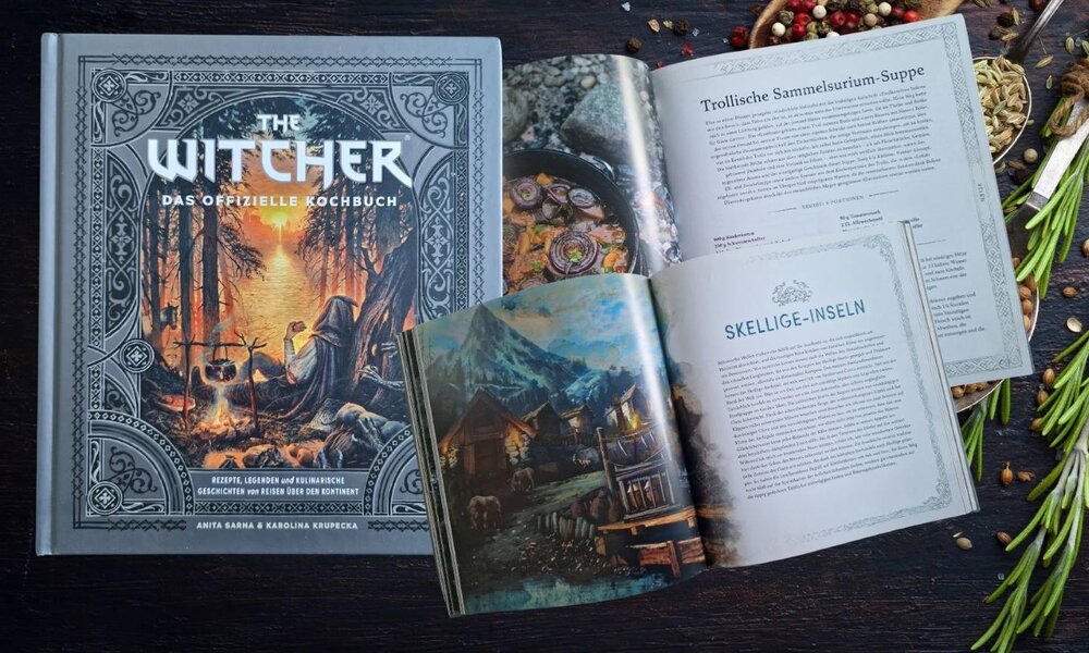 Aufgeschlagenes „The Witcher“-Kochbuch zeigt eine Suppenrezept-Seite und eine Illustration von den Skellige-Inseln, umgeben von Kräutern und Gewürzen. | © Sabrina Forst / Canva