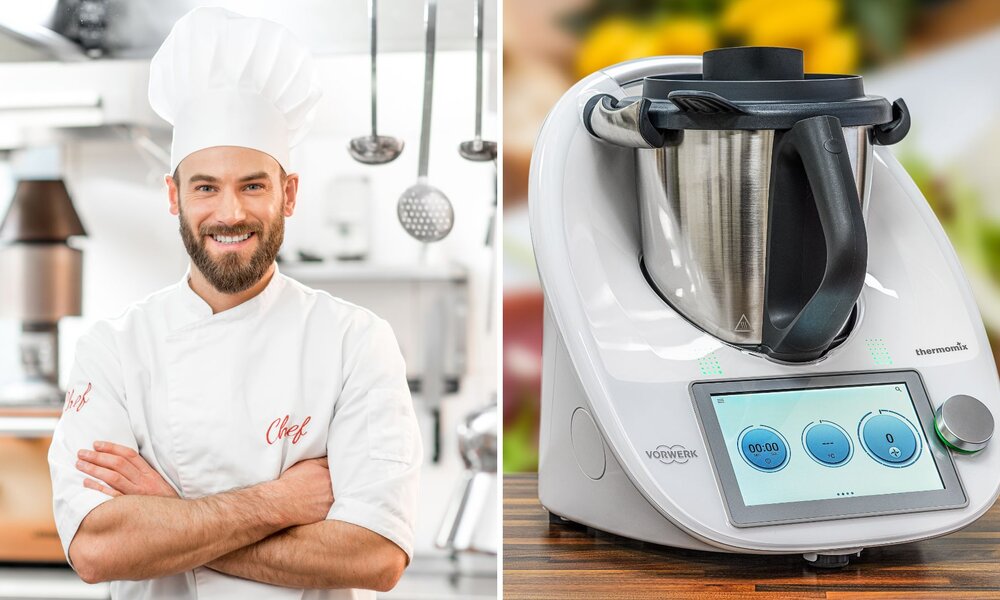 Ein fröhlicher Koch mit verschränkten Armen in einer hellen Profiküche, daneben ein Thermomix mit digitaler Anzeige. | © Adobe Stock/ rh2010/ Mathias Weil