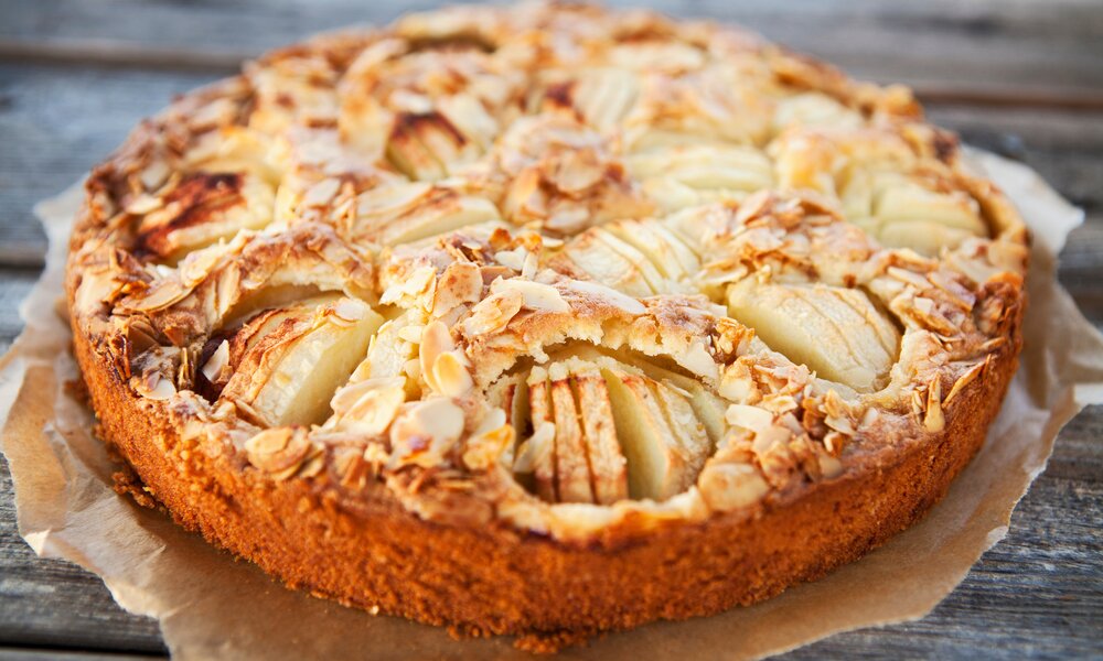 Apfelkuchen in der Nahaufnahme auf einem Backblech. | © Getty Images / PapadoXX
