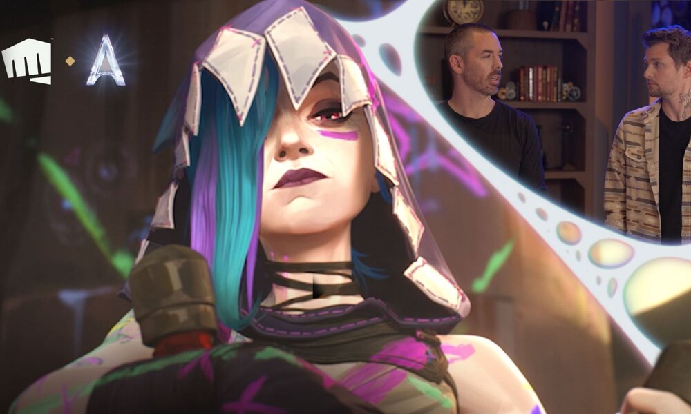 Ein Charakter mit auffälliger Kapuze und lilafarbenen Lippen steht im Vordergrund, dahinter zwei Männer in einem gemütlichen Raum. | © Riot Games