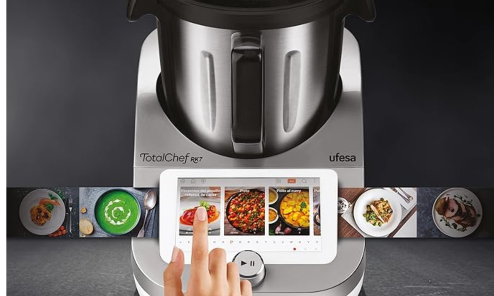 Eine Hand wählt auf dem Display einer Thermomix-Alternative von Ufesa ein Rezept aus, während darunter Bilder von Gerichten angezeigt werden. | © Amazon/Ufesa