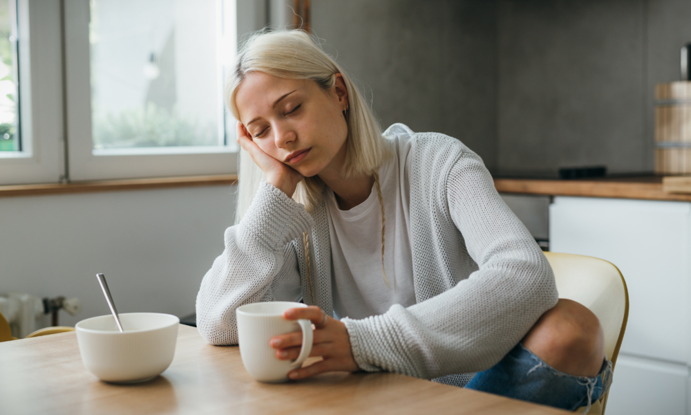 Immer müde | © Adobe Stock/cherryandbees