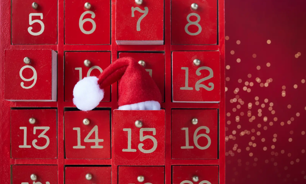 Roter Adventskalender | © adobe.stock.com/vetre