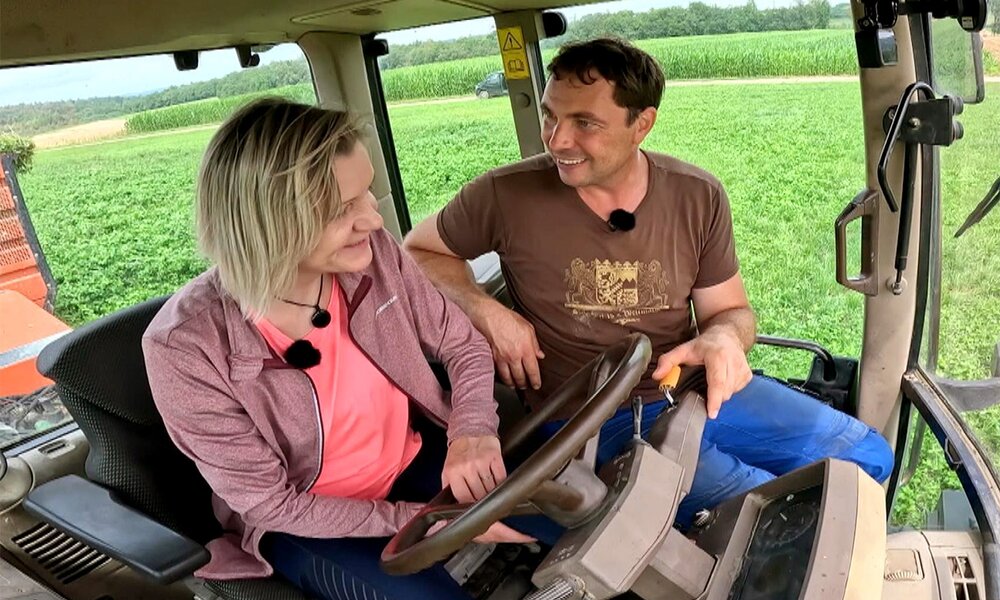„Bauer sucht Frau“: Fleischkatze probiert Unkraut-Salat und wird abserviert | © RTL