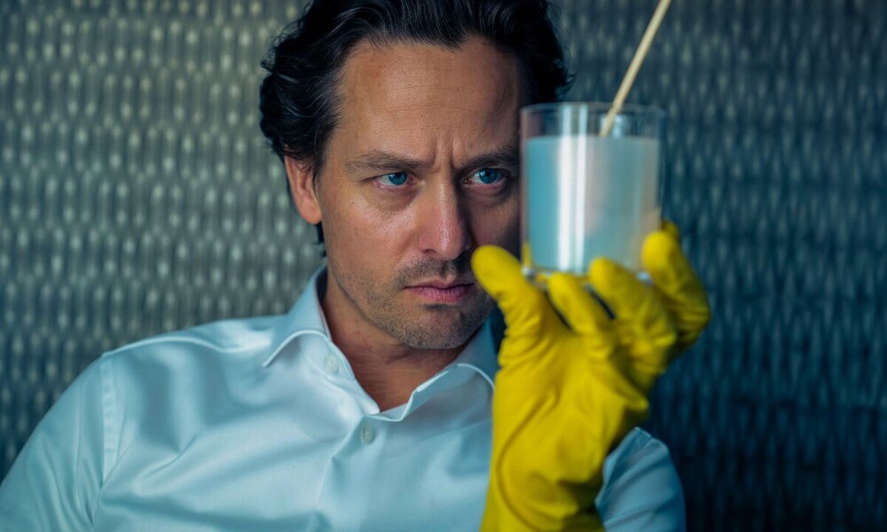 „Achtsam Morden“: Wie gut ist Tom Schilling als Killer-Anwalt Björn Diemel? | © Netflix