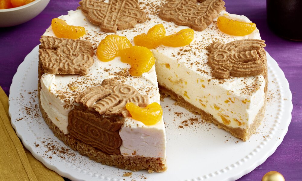 Angeschnittene Sahnetorte mit Spekulatius-Keksen in weihnachtlicher Umgebung. | © 	Isabell Triemer