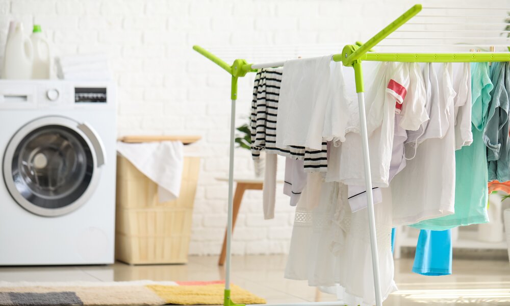 Nie wieder müffelnde Wäsche: Geniale Tipps, wie deine Kleidung auch ohne Trockner schnell trocknet! | © Adobe Stock/ Pixel-Shot