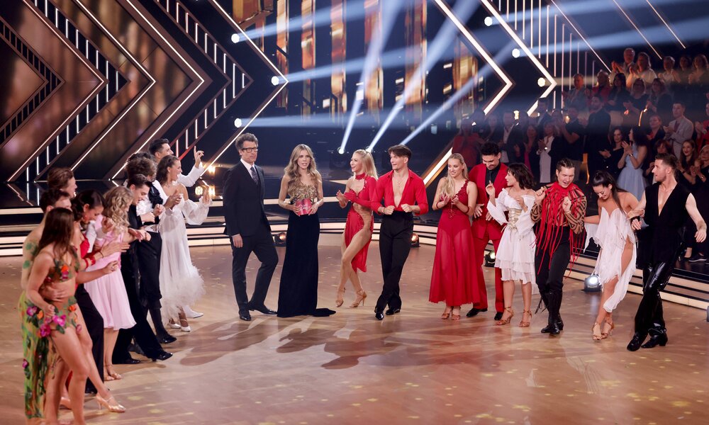 DIESE Ex-„Let’s Dance“-Profitänzerin geht ins „Dschungelcamp“ | © IMAGO/Christoph Hardt