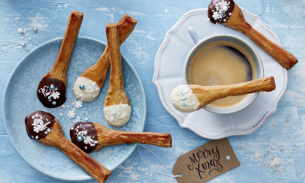 Mehrere Kekse mit Spekulatius in Löffel-Form in weihnachtlicher Umgebung. | ©  Isabell Triemer