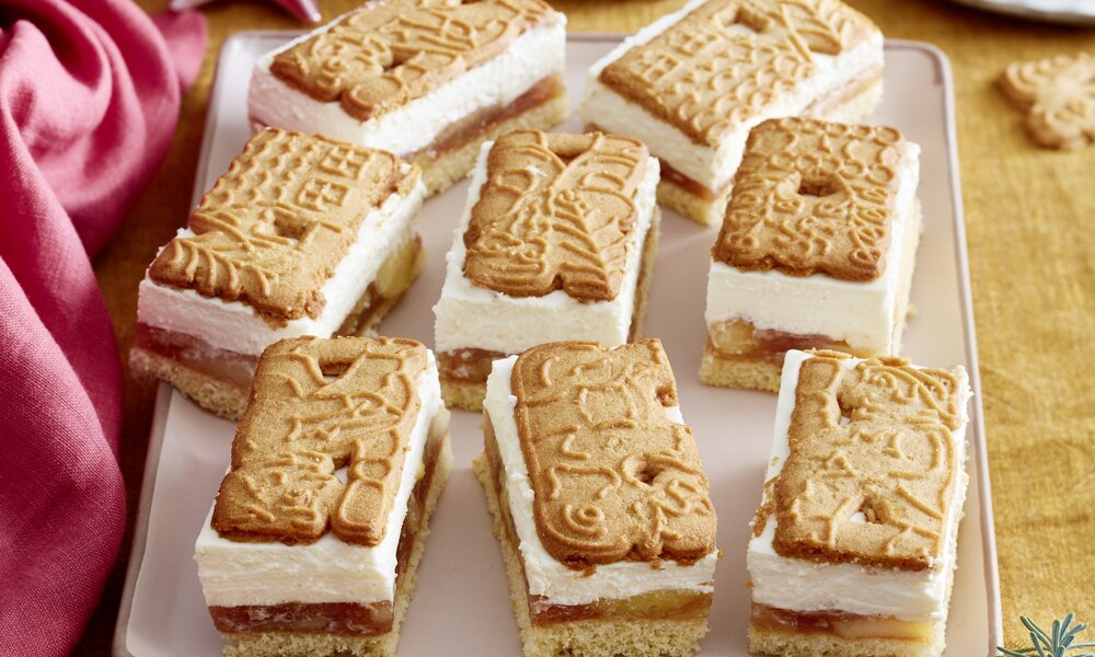 Mehrere Stücke Apfel-Spekulatius-Kuchen auf einem Tablett in festlicher Umgebung. | ©  Isabell Triemer
