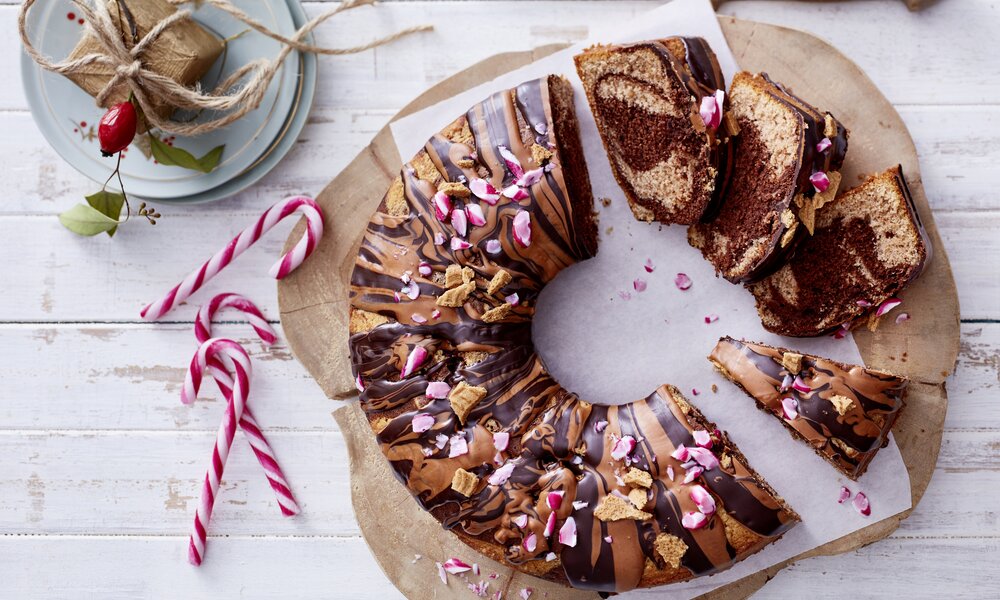Marmorkuchen mit Spekulatius aus Sicht von oben, in weihnachtlicher Umgebung. | © Isabell Triemer
