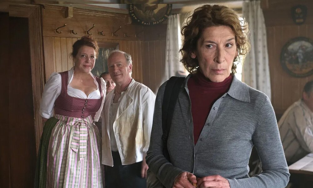 „Tatort“-Star Adele Neuhauser: Was sie gegenüber Transmenschen respektlos findet | © ARD