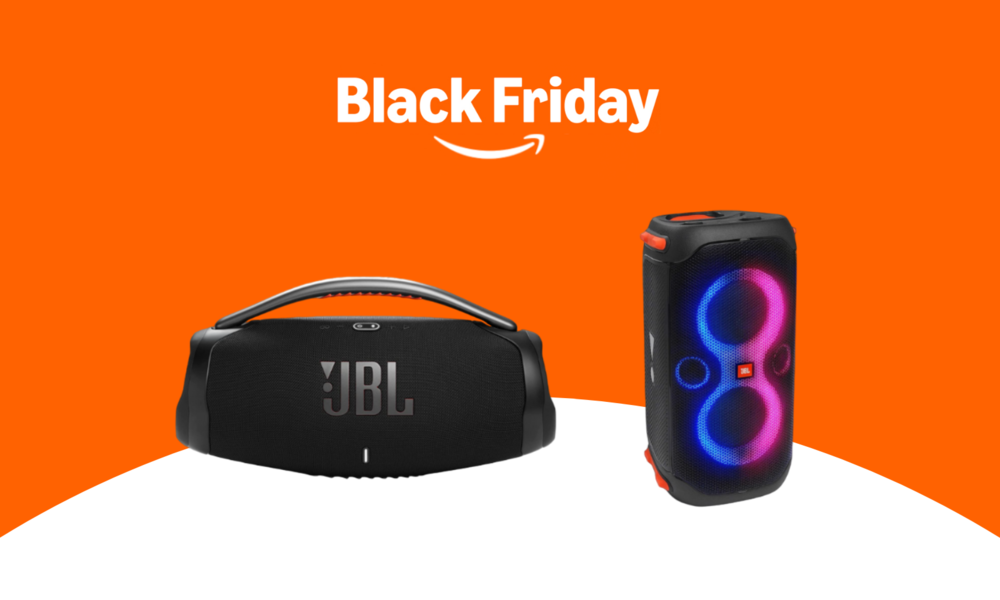 "Black Friday"-Schriftzug über zwei JBL-Lautsprechern, links die JBL Boombox, rechts die leuchtende JBL Partybox. | © Amazon/JBL