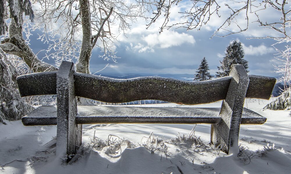 eine bank mit schnee bedeckt | © Adobe Stock/ Haiderose