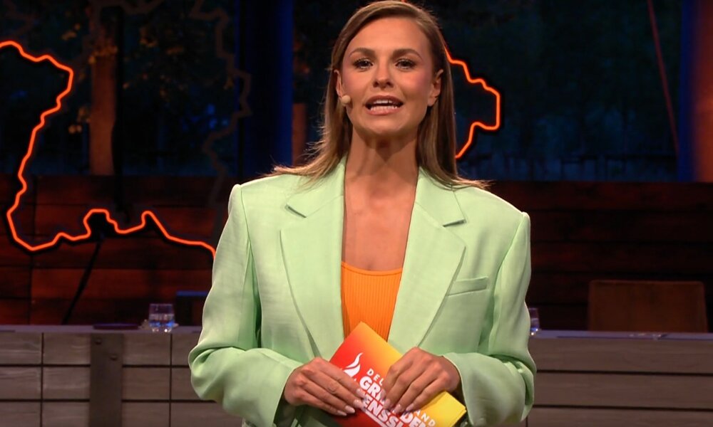 „Deutschland grillt den Henssler“: TV-Koch feuert fiesen „Toyboy“-Spruch gegen Laura Wontorra | © VOX/Screenshot