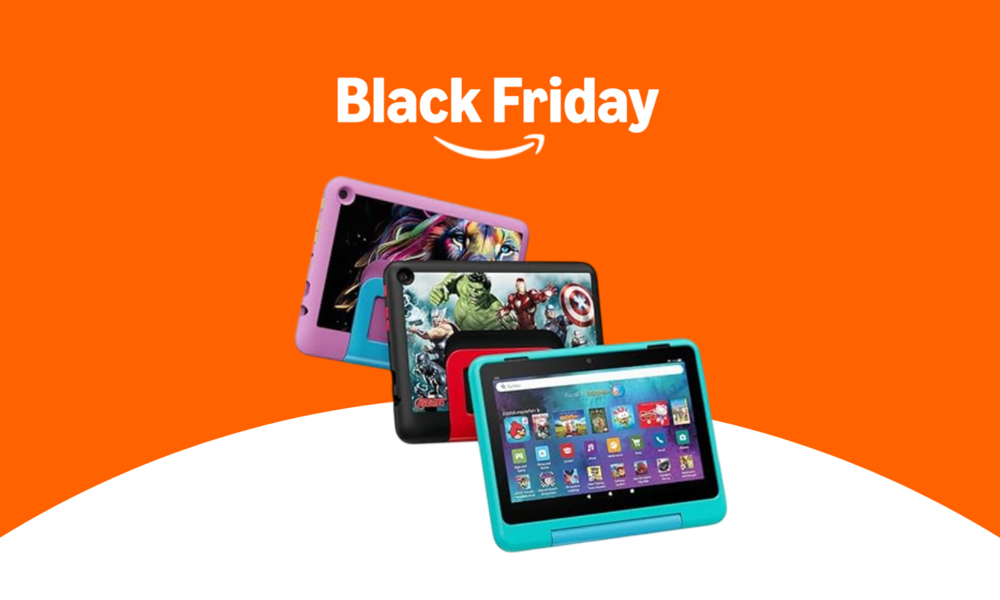 Drei Amazon Fire HD 8 Kids-Tablets mit bunten Hüllen und Comic-Motiven stehen vor orangefarbenem Hintergrund mit „Black Friday“-Schriftzug. | © Amazon