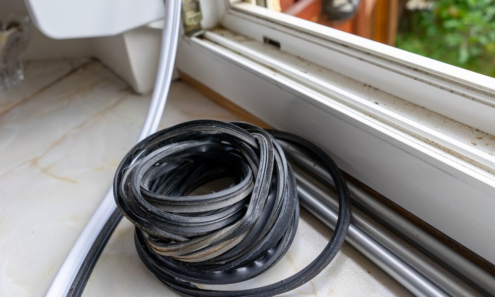 Fenster wird mit DIchtgummi abgedichtet | © Adobe Stock/ Animaflora PicsStock