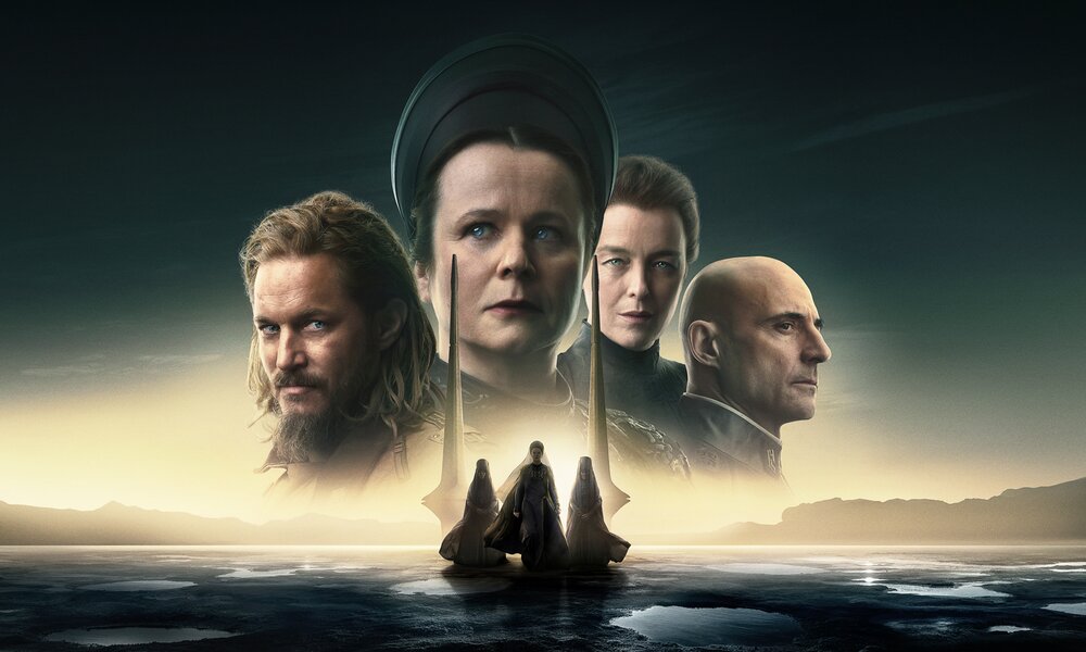 Über einer düsteren Wüstenlandschaft mit schwarzzen Gestalten schweben die Porträts der Stars der Serie auf der Key Art zur HBO-Serie "Dune: Prophecy" | © 2024 Warner Media, LLC. All Rights Reserved/Sky