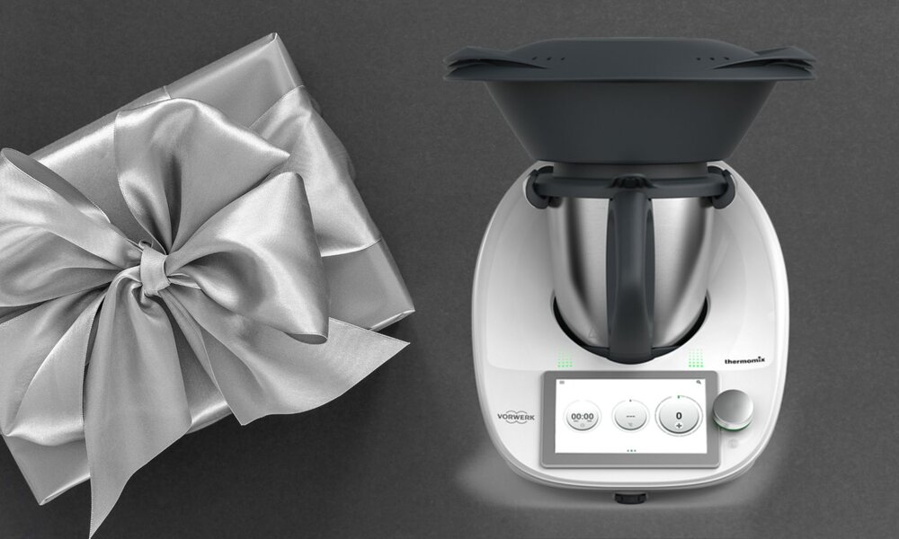 Ein silbernes Geschenk, daneben ein Thermomix von Vorwerk | © Adobe Stock/ pundapanda | Vorwerk