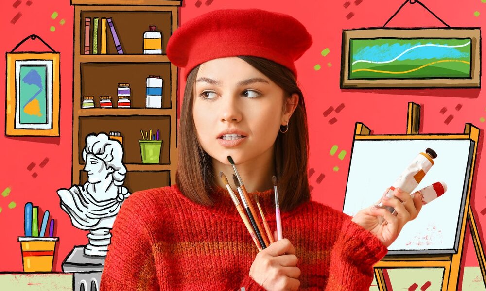 Junge Frau mit schulterlangem braunem Haar und roter Baskenmütze hält Pinsel und Farbtuben vor Staffelei in kreativem Atelier. | © Pixel-Shot/stock.adobe.com