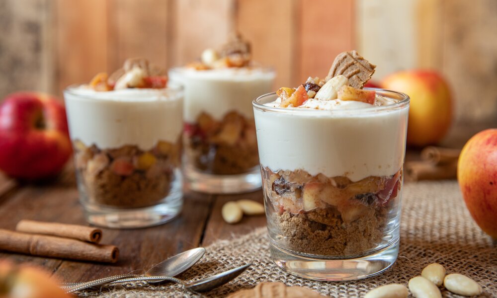 Drei Dessertgläser gefüllt mit Spekulatius, Bratapfelkompott und Kuchen. | © Adobe Stock / Kerstin