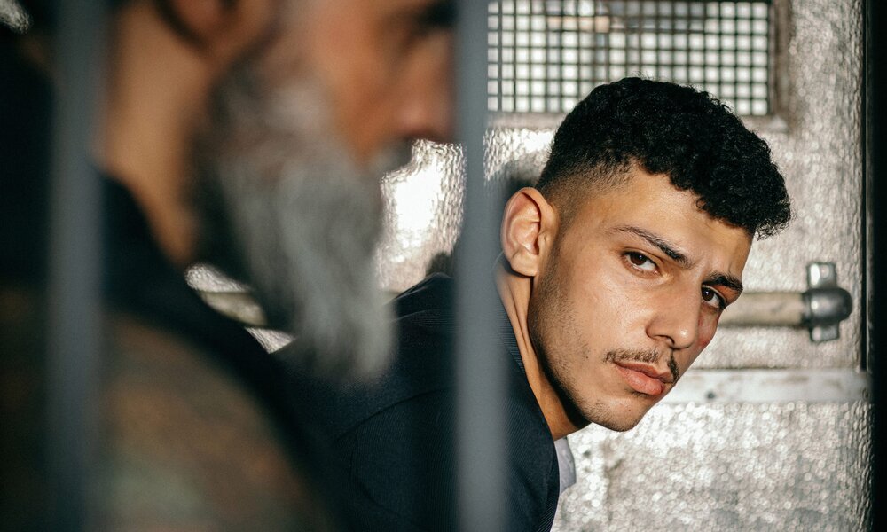 Koder Alian/Xidir in der ARD-Serie "Asbest" | © ARD Degeto/Pantaleon Films GmbH/Mirza Odabasi