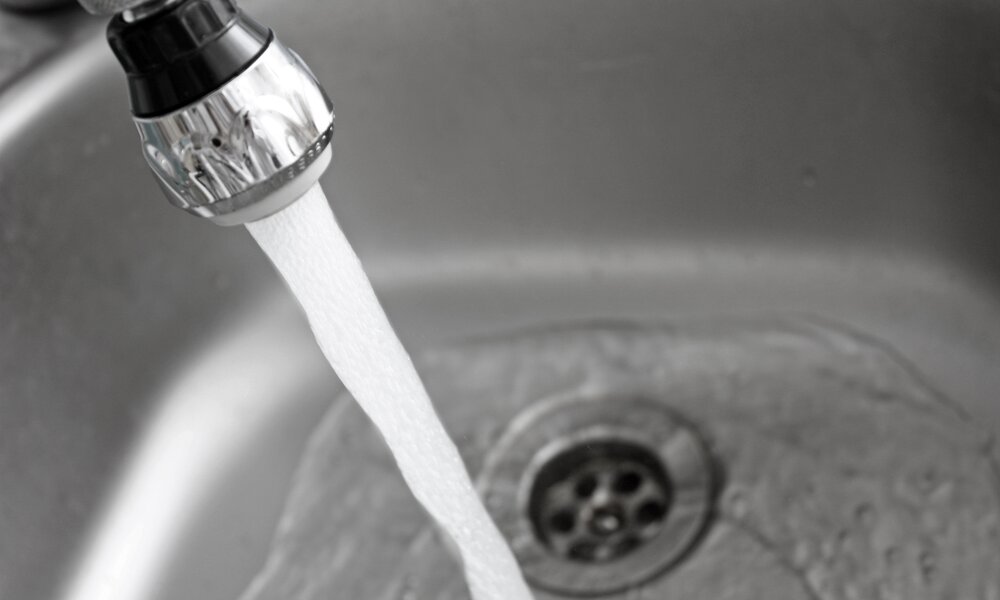 Ein Waschbecken-Abfluss mit fließendem Wasser aus dem Wasserhahn  | © Adobe Stock/Hans12