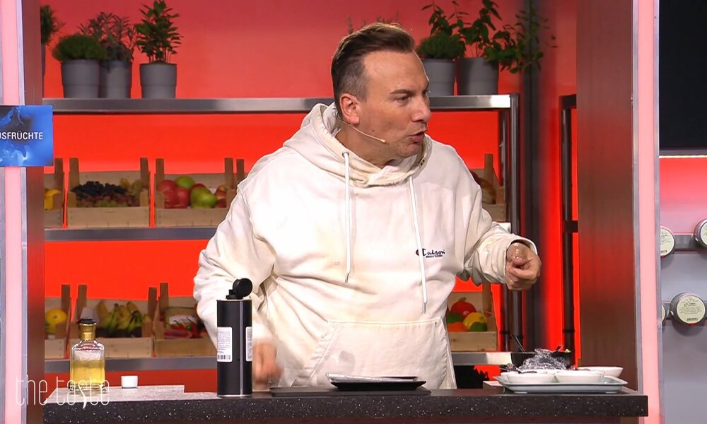 Zoff bei „The Taste“: Tim Raue fetzt sich heftig mit eigenem Team-Mitglied | © Sat.1/Screenshot