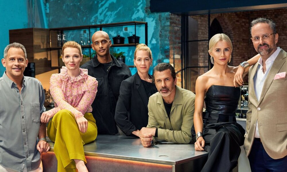 Speisen gemeinsam im "Dinner Club": Moritz Bleibtreu, Karoline Herfurth , Tedros "Teddy" Teclebrhan, Franka Potente, Andreas Caminada, Caro Daur und Kurt Krömer (v.l.n.r.). - | © Endemol Shine Germany/Amazon MGM/Guido Engels